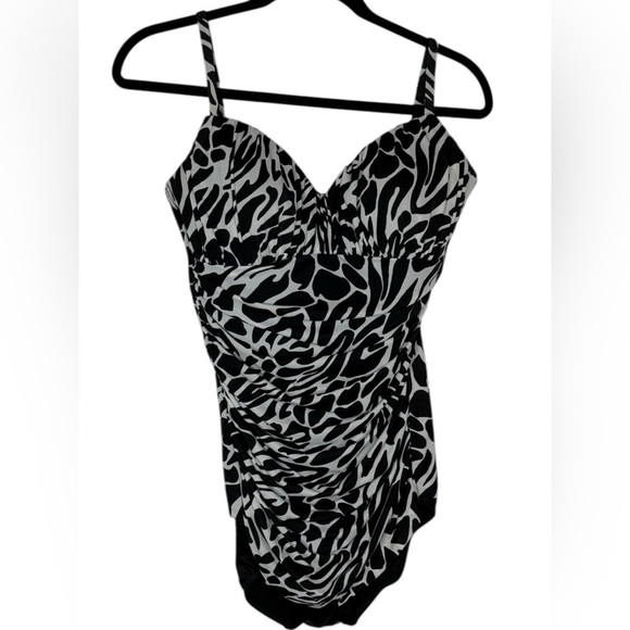 Miraclesuit Black and White Sleeveless Ruched Bodysuit size 14 - Picture 1 of 9
